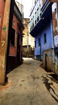 After turning a photographer at the sets of Super 30, Hrithik Roshan is in a mode of wanderlust. The actor recently took to social media to treat his fans and followers with pictures from Sambhar where he is currently shooting for his upcoming movie. From sharing pictures of dingy neighborhoods of Sambhar to deserted narrow lanes cramped against small houses, Hrithik seems to be in a full mood of exploration. The actor shared the pictures by adding 