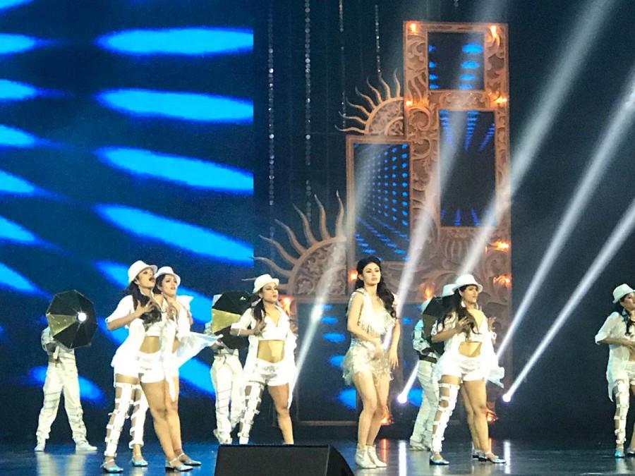 Mouni Roy enthralls the crowd. Radhika Apte,Diana Penty,Varun Dhawan,Karan Johar,Shraddha Kapoor,Arjun Kapoor,IIFA Rocks 2018,IIFA Rocks,IIFA Rocks pics,IIFA Rocks images,IIFA Rocks stills,IIFA Rocks pictures,IIFA Rocks photos