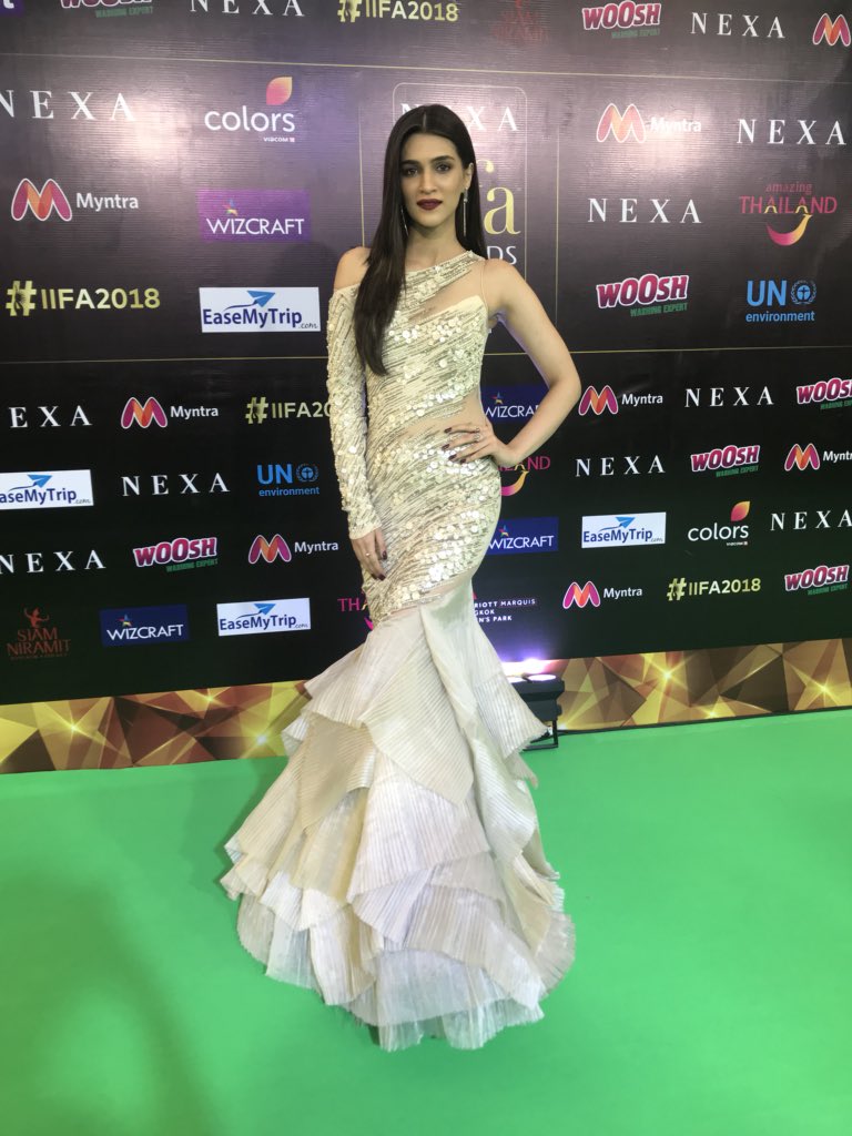 Kriti Sanon stands out on IIFA Rocks green carpet. Radhika Apte,Diana Penty,Varun Dhawan,Karan Johar,Shraddha Kapoor,Arjun Kapoor,IIFA Rocks 2018,IIFA Rocks,IIFA Rocks pics,IIFA Rocks images,IIFA Rocks stills,IIFA Rocks pictures,IIFA Rocks photos