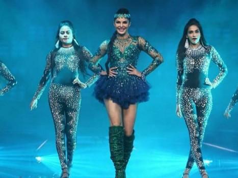 Jacqueline Fernandez sets the stage on fire with an electrifying performance at the Dabangg Tour 2018 show in Atlanta. The actress witnessed immense hooting and cheering from the audience as she made a smashing entry on the song Yaar Na Mile from Kick. Jacqueline was looking quite like a diva as she was seen wearing a peacock coloured glittery dress paired with thigh-high boots. She upped the game with a chic like makeup and pleat hairdo accessorised with a headgear. Followed by her solo performance, Jacqueline also grooved to Jumme Ki Raat and I Found Love along with her Race 3 co-star Salman Khan.  Jacqueline took to her social media captioning, 