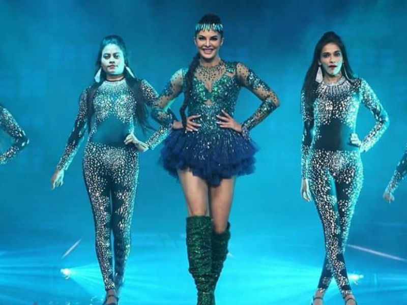 Jacqueline Fernandez sets the stage on fire with an electrifying performance at the Dabangg Tour 2018 show in Atlanta. The actress witnessed immense hooting and cheering from the audience as she made a smashing entry on the song Yaar Na Mile from Kick. Jacqueline was looking quite like a diva as she was seen wearing a peacock coloured glittery dress paired with thigh-high boots. She upped the game with a chic like makeup and pleat hairdo accessorised with a headgear. Followed by her solo performance, Jacqueline also grooved to Jumme Ki Raat and I Found Love along with her Race 3 co-star Salman Khan. Jacqueline took to her social media captioning, "???? Atlanta #dabangg #worldtour ???????????????????????? thank you!!! #blessed". Jacqueline Fernandez,actress Jacqueline Fernandez,Jacqueline Fernandez Dabangg Tour,Jacqueline Fernandez Dabangg Tour pics,Jacqueline Fernandez Dabangg Tour images,Jacqueline Fernandez Dabangg Tour stills,Jacqueline Fernandez Dabangg Tour pictures,Salman