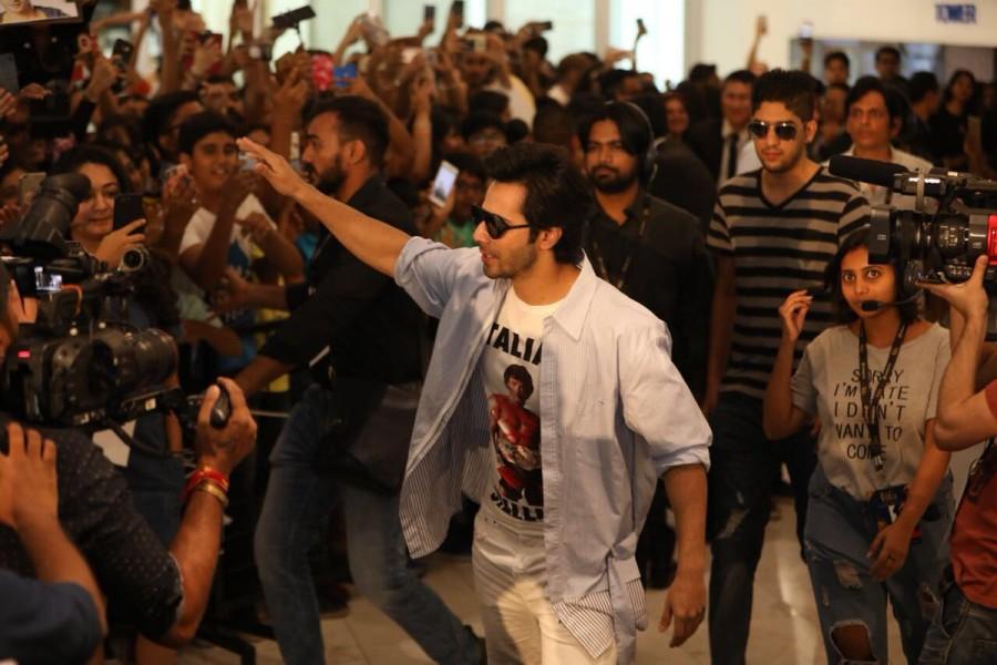 Apart from Varun, several Bollywood personalities like Arjun Kapoor, Bobby Deol and Shraddha Kapoor will be seen lighting the stage in Sunday. Varun Dhawan,actor Varun Dhawan,Varun Dhawan at IIFA Rocks 2018,Varun Dhawan at IIFA Rocks,IIFA Rocks 2018,IIFA Rocks red carpet,IIFA Rocks 2018 pics,IIFA Rocks 2018 images,IIFA Rocks 2018 stills,IIFA Rocks 2018 pictures,IIFA Rocks 2018 photos