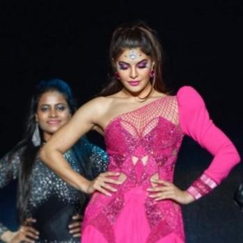 Jacqueline Fernandez who has been killing it with her breathtaking performances at the Dabangg Tour has yet again surprised the everyone with her newest dance number. After receiving an overwhelming response from Atlanta and Chicago, Jacqueline Fernandez slayed it in LA. Jacqueline made her way through the audience like a diva which witnessed immense mass hysteria. Jacqueline also performed with Salman Khan on the much-loved song, Jumme Ki Raat from Kick by recreating the iconic hook step on stage. Both the actors are known to be power packed performers and make for a complete entertainment package with Salman Khan's energy and Jacqueline Fernandez's sensuous moves.