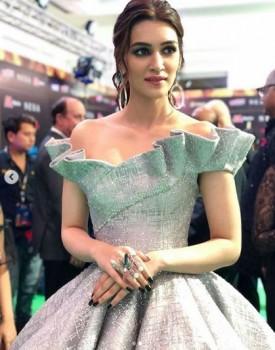 The IIFA Awards, which took place on June 24th saw Kriti Sanon making heads turn with her stunning appearance at the event. The actress looked nothing less than a diva as she donned an off-shoulder metallic voluminous gown by Mark Bumgarner. The actress teamed her outfit with a statement ring black manicured nails and long metallic earing. Krit summed up her entire look with an alluring makeup of intense smokey eyes, nude pink lips and highlighted cheekbones perfecting the gown. The hair game was on point as she opted for a textured updo with stray strands on either side.