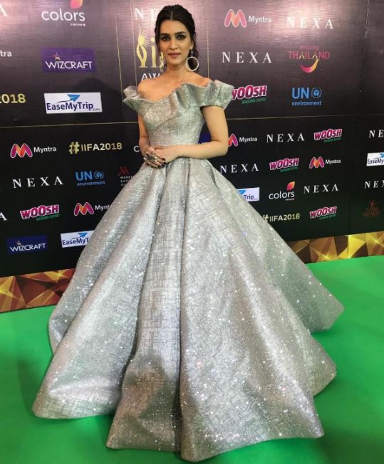 IIFA 2018 awards,IIFA 2018 awards red carpet,IIFA Awards,Kriti Sanon,actress Kriti Sanon,Kriti Sanon at IIFA Awards,Kriti Sanon in metallic gown