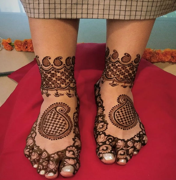 Wedding Celebrations begin for Shweta Tripathi - Her mehendi for her wedding is every bit adorable and meaningful! Shweta Tripathi,Shweta Tripathi Mehendi ceremony,Shweta Tripathi Mehendi ceremony pics,Shweta Tripathi Mehendi ceremony images,Shweta Tripathi Mehendi ceremony stils,Chaitanya Sharma,Shweta Tripathi wedding,Shweta Tripathi marriage