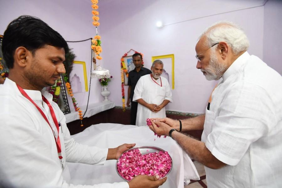 He began his address in Bhojpuri dialect, pleasing the gathering which cheered him. He said he had long wished to be at the shrine but could not and now that he was here, he was elated and was overwhelmed. Modi pays tributes to Kabir Das,Kabir Das,Modi in Maghar,Narendra in Maghar,saint Kabir Das,Sant Kabir Nagar