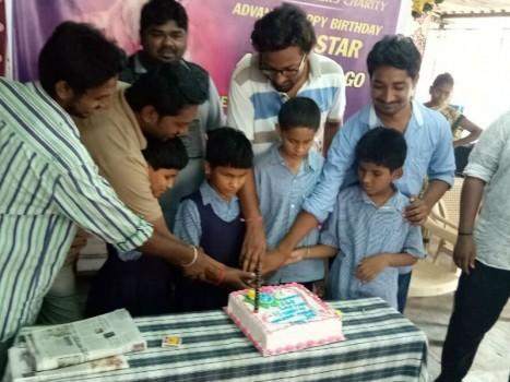 Mahesh Babu who will be turning 43 this year on 9th August, got a countdown for his birthday from the fans 43 days prior to the birthday making a special hashtag #43daystogoforSSMB43rdbirthday. To especially celebrate his 43rd birthday, fans have been giving a shout out to their favorite superstar by putting up posters across towns starting the countdown. The actor is personally involved in a lot of social work and activities on regular basis and this time his fans have taken to social work and charity to celebrate their idol’s birthday.