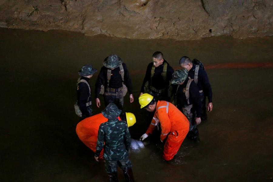 Soldiers and rescue workers work in Tham Luang cave complex, as an ongoing search for members of an under-16 soccer team and their coach continues, in the northern province of Chiang Rai, Thailand, July 1, 2018. Missing youth soccer team,soccer team found alive,Missing boys found alive,Thailand cave,Tham Luang cave