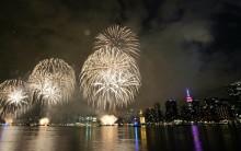 Fireworks illuminate the sky over Manhattan on July 4, 2015 in New York to celebrate Independence Day. The US is ramping up security across the country and urging people to stay alert over the Independence Day holiday weekend over fears of a terrorist threat. AFP PHOTO/JEWEL SAMAD