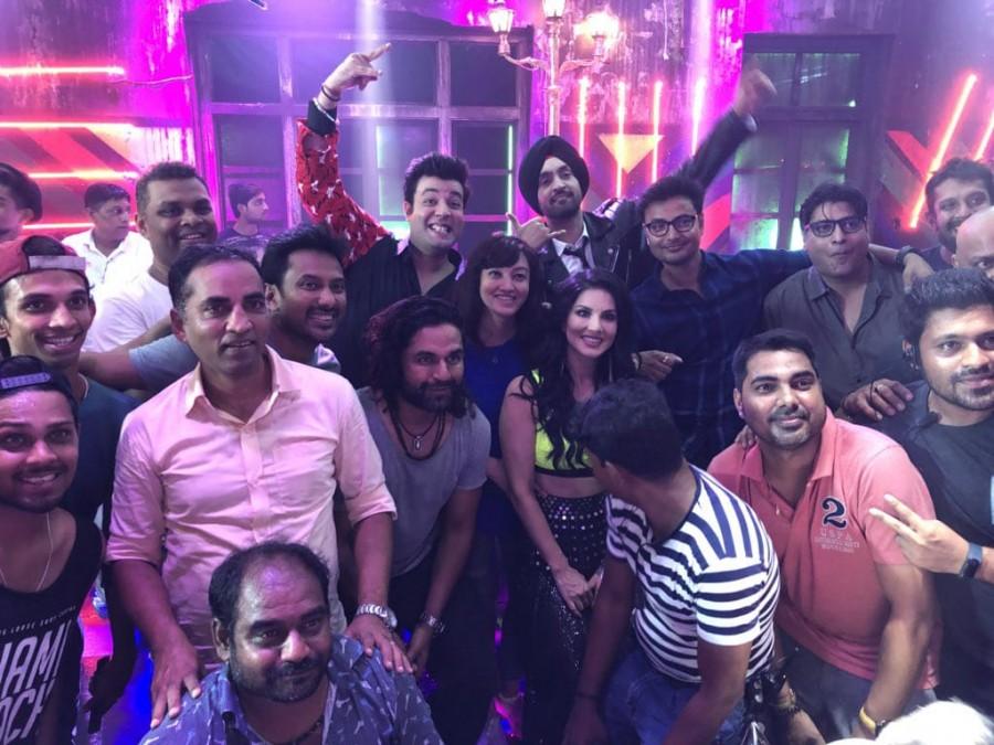 The shooting for Kriti Sanon and Diljit Dosanjh-starrer "Arjun Patiala" has concluded. Actor Varun Sharma, who is also starring in the Bollywood comic caper, shared a photograph of the entire cast and crew. "And its a wrap! 'Arjun Patiala' Diljit Dosanjh, Kriti Sanon, Sunny Leone, Maddock Films, Dinesh Vijan, T-Series," Varun tweeted on Saturday. Directed by Rohit Jugraj, the film will release on September 13. It is co-produced by T-Series' Bhushan Kumar and Dinesh Vijan of Maddock Films. In the film, Kriti plays a journalist. Diljit Dosanjh,Kriti Sanon,Sunny Leone,Arjun Patiala wraps up party,Arjun Patiala wraps up,Arjun Patiala wraps up pics,Arjun Patiala wraps up images,Arjun Patiala wraps up stills,Arjun Patiala wraps up pictures,Arjun Patiala wraps up photos