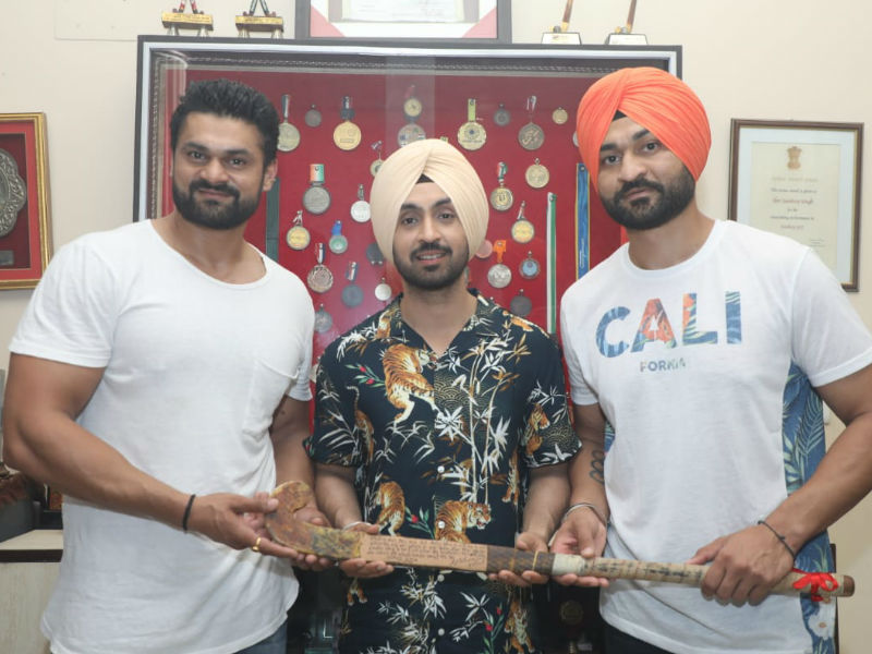 Ahead of Soorma's release actor Diljit Dosanjh visited Sandeep Singh's hometown Shahabad to take the family's blessings. Diljit went to Shahabad and met Sandeep's family and also visited the hockey turf where the hockey legend does his practice. Actor Diljit Dosanjh who visited Sandeep Singh's hometown Shahabad yesterday met his family before the film's release and got a gift from Sandeep Singh's father which is very close to Sandeep's heart. The hockey stick which is gifted to the actor is the same stick which was with Sandeep while he was accidentally shot with a bullet and it was with him throughout the period when he was paralyzed. It was an emotional moment for the whole family when Sandeep Singh's father gifted the stick to the actor. Diljit Dosanjh,Sandeep Singh,Diljit Dosanjh sandeep singh,Bhoomi producer sandeep singh,Shahabad,Sandeep Singh hometown,Soorma release,Soorma movie release