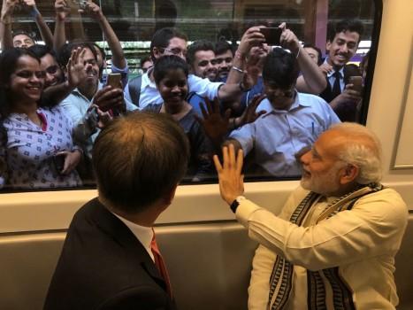 Prime Minister Narendra Modi along with South Korean President Moon Jae-in took a ride in Delhi Metro on Monday ahead of their visit to the Samsung plant in Noida. Commoners were surprised to see the two leaders in the metro as they waved to them and even posed for selfies. The South Korean President is on a three-day visit to India, having arrived in New Delhi on Sunday evening. He and his wife, Kim Jung-sook, were received by Minister of State (MoS) for External Affairs General (retd) VK Singh. South Korea has been playing a pivotal part in the making of Delhi Metro. This is not the first time when Prime Minister Modi took a foreign dignitary on a metro ride.