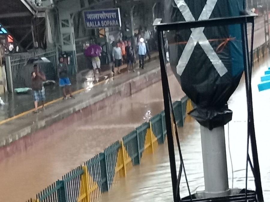 As heavy rainfall lashed the city, Maharashtra Education Minister declared a holiday in all schools and colleges in Mumbai Metropolitan Region yesterday. Mumbai rain,mumbai rains update,mumbai rainfall,Mumbai rainfall pics,Mumbai rainfall images,Mumbai rainfall stills