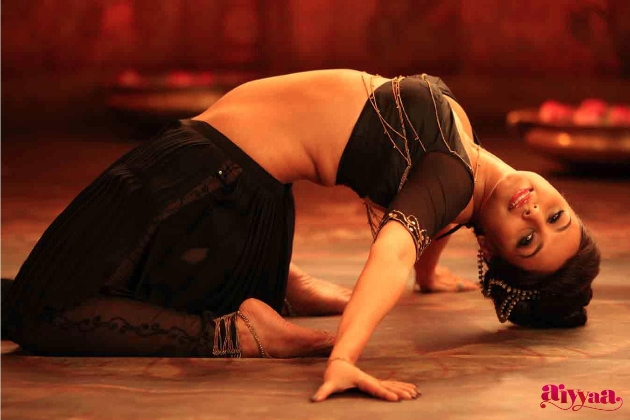 Rani Mukherjee - Song: Aga Bai - One of the finest actors Bollywood has is Rani Mukherjee. Rani has delivered some of the finest performances in films and at the same time is also considered as one of the finest dancers. She surprised the audience with her belly dance moves in the song Aga Bai from Aiyya. This was her first attempt in belly dancing and she stunned everyone with her looks and performance. Katrina Kaif,Deepika Padukone,Mallika Sherawat,Nora Fatehi,Rani Mujherji,belly dance,celebs belly dance,belly dance pics,belly dance images,belly dance stills