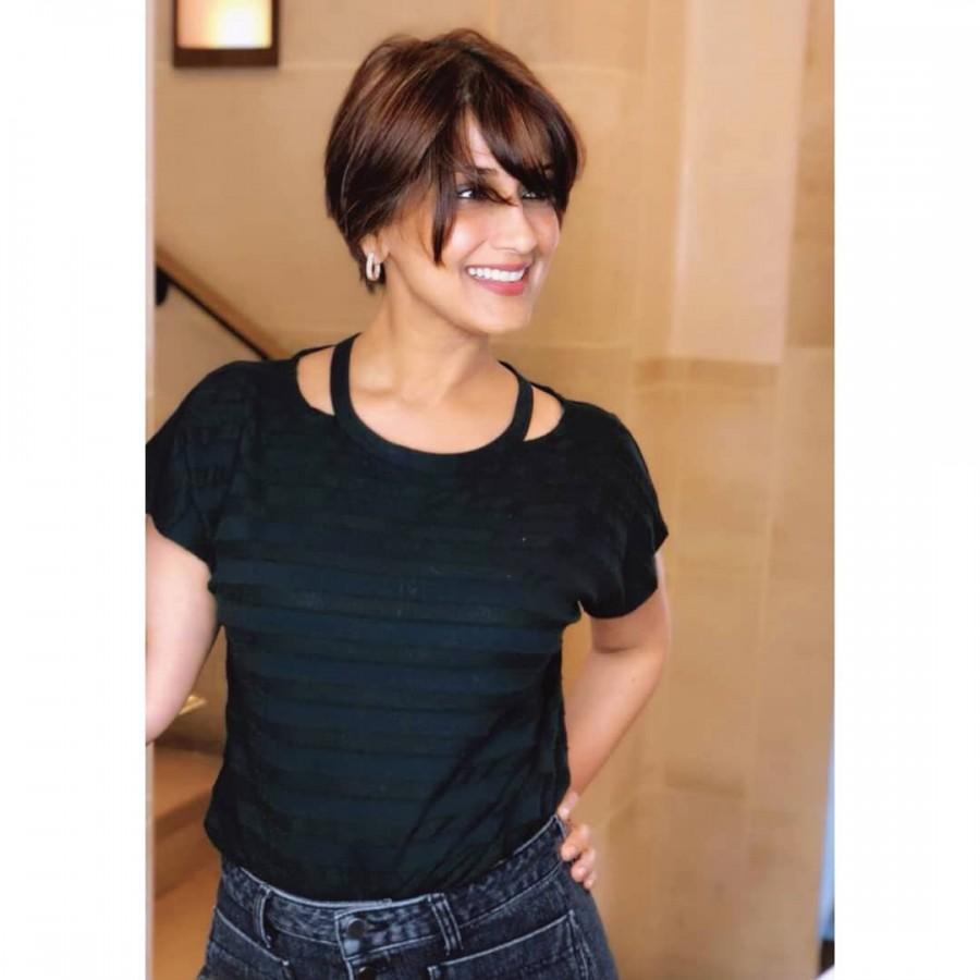 Sonali Bendre,sonali bendre cancer,Sonali Bendre hair cut pics,Sonali Bendre hair cut images,Sonali Bendre hair cut pictures,Sonali Bendre hair cut photos,Sonali Bendre cancer treatment,Sonali Bendre cancer reached last stage