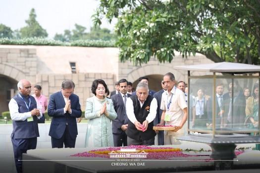 South Korean President Moon Jae-in visited Rajghat and paid floral tribute to Mahatma Gandhi here on Tuesday. Moon Jae was accompanied by his wife Kim Jung-sook and Minister of State (MoS) for External Affairs General (retd) VK Singh among other officials. After paying homage, President Moon signed the visitor's book and was presented with a bust of Mahatma Gandhi. Earlier in the day, President Moon was accorded a ceremonial reception and inspected a guard of honour at the Rashtrapati Bhawan. Thereafter, the South Korean President met his Indian counterpart Ram Nath Kovind and his wife Savita Kovind, Prime Minister Narendra Modi and other high-ranking officials. Later in the day, Prime Minister Modi will hold official talks with President Moon at Hyderabad House, which will be followed by an official lunch. The two leaders will also address the India-South Korea CEOs roundtable.
