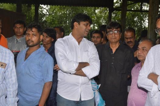 Kavi Kumar Azad of 'Taarak Mehta Ka Ooltah Chashma' passed away on Monday. The actor died due to a massive cardiac arrest. He was best known for his role as 'Dr Hansraj' Haath in the comedy show. Apart from working on the small screen, Azad has also featured in a few films, including Aamir Khan's 'Mela' and 'Funtoosh'. Tanmay Vekaria and Amit Bhatt pays their last respect to Dr Haathi aka Kavi Kumar Azad at his funeral procession in Mumbai.