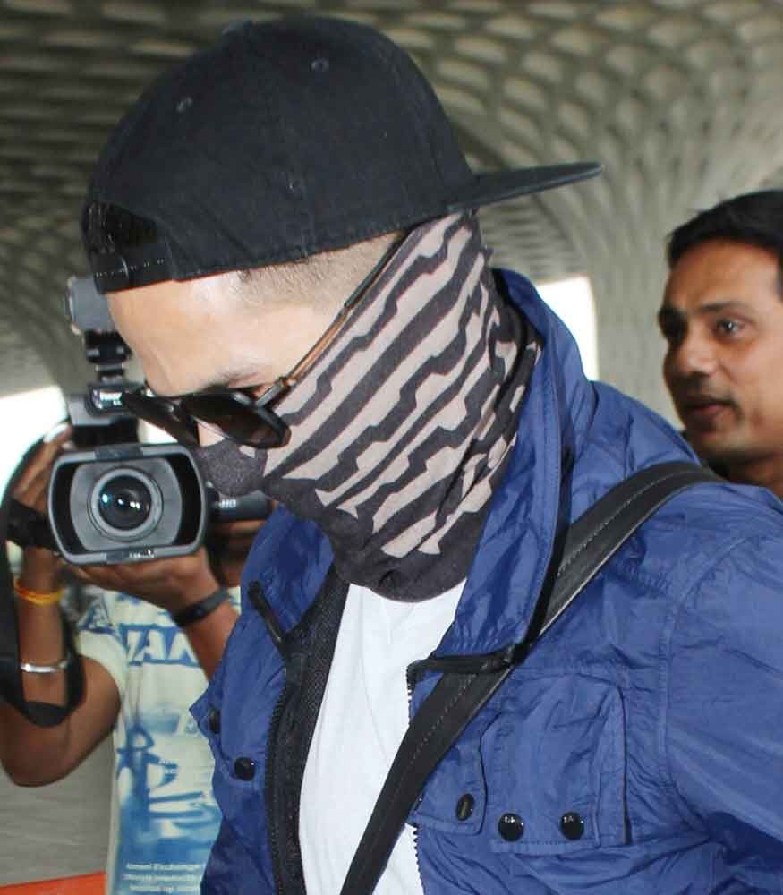 Shahid Kapoor hides his new look of shaved hair and beard at Mumbai airport. Shahid Kapoor,actor Shahid Kapoor,Shahid Kapoor new look,Padmavati actor Shahid Kapoor,Padmavati actor