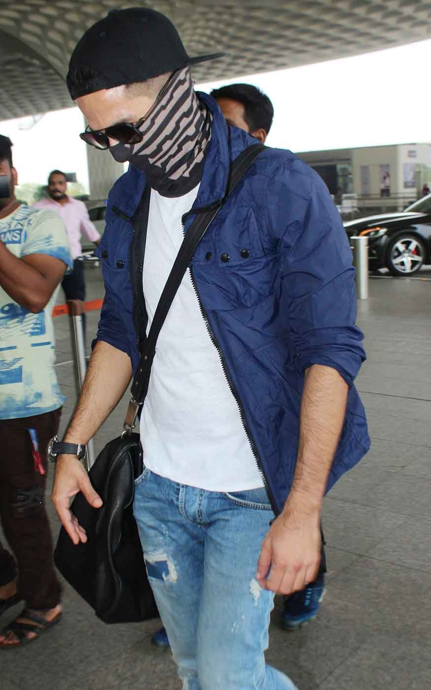 Shahid Kapoor hides his new look of shaved hair and beard at Mumbai airport. Shahid Kapoor,actor Shahid Kapoor,Shahid Kapoor new look,Padmavati actor Shahid Kapoor,Padmavati actor