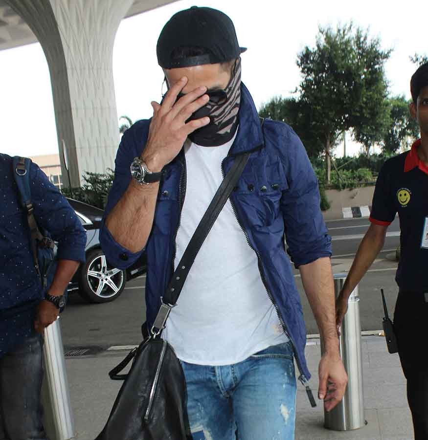 Shahid Kapoor hides his new look of shaved hair and beard at Mumbai airport. Shahid Kapoor,actor Shahid Kapoor,Shahid Kapoor new look,Padmavati actor Shahid Kapoor,Padmavati actor
