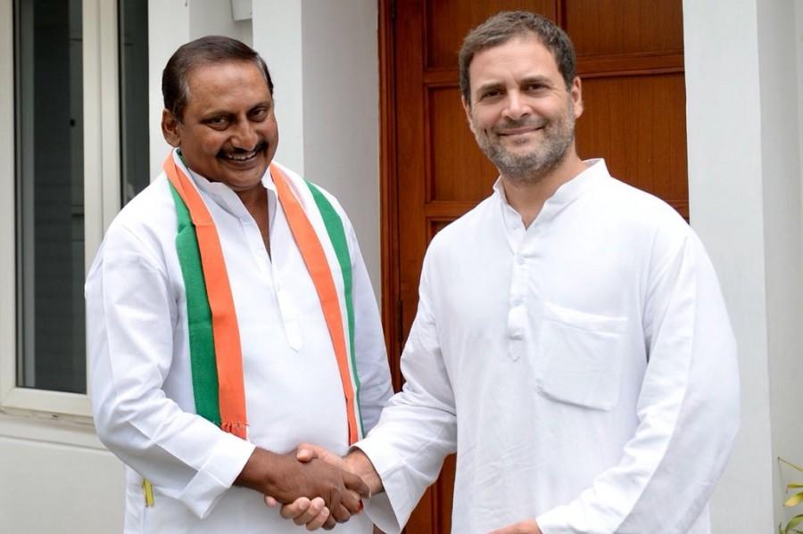 Former Andhra Pradesh Chief Minister N. Kiran Kumar Reddy rejoined Congress after meeting party chief Rahul Gandhi here on Friday. Addressing the media post the same, Reddy said "I am very happy that to come back to the Congress family. I cannot be separated from the Congress party even though I have resigned as the chief minister. My father and I have been Congress MLAs for 8 terms. Whatever identity we have got, it is because of the Congress party." Furthermore, he noted that justice won't be served to Andhra Pradesh and Telangana unless the Congress comes back to power in the Centre. Former AP CM Kiran Kumar Reddy,N. Kiran Kumar Reddy,Kiran Kumar Reddy rejoins Congress,Congress,Rahul Gandhi