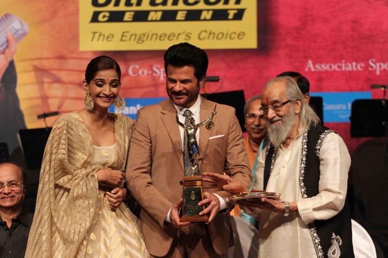 Sonam along with Anil Kapoor at the Dinanath Mangeshkar Awards Master Dinanath Mangeshkar Awards 2015,Master Dinanath Mangeshkar Awards,Anil Kapoor,Pt Suresh Talvalkar,Dilip Prabhavalkar,actor Anil Kapoor,Anil Kapoor receive Master Dinanath Mangeshkar Awards