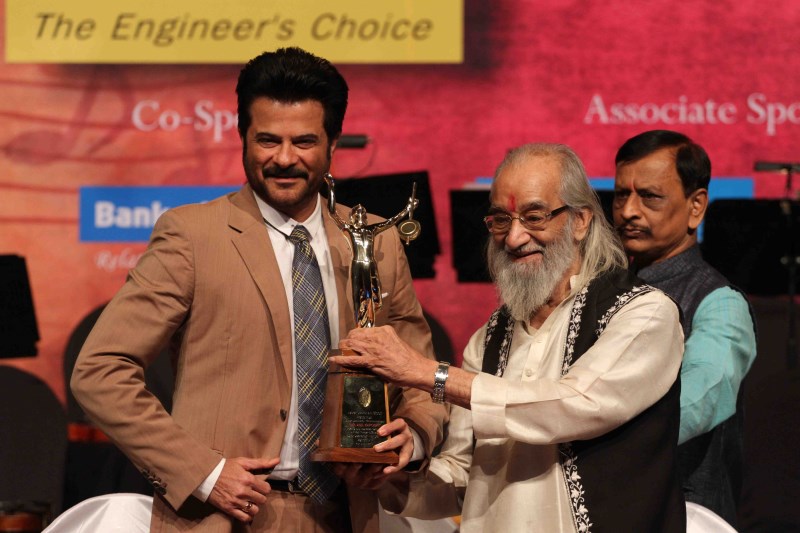 Master Dinanath Mangeshkar Awards 2015 Master Dinanath Mangeshkar Awards 2015,Master Dinanath Mangeshkar Awards,Anil Kapoor,Pt Suresh Talvalkar,Dilip Prabhavalkar,actor Anil Kapoor,Anil Kapoor receive Master Dinanath Mangeshkar Awards