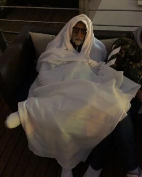 Megastar Amitabh Bachchan's latest Instagram post will surely wipe away your Monday blues! In the picture, the 'PINK' star looks adorable as he can be seen beating the cold by wrapping himself in layers of blankets. He captioned the picture as, 