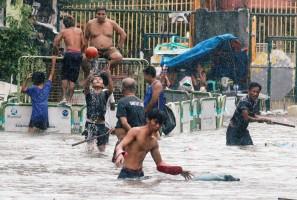 Tropical Storm Henry,floods Manila streets,Manila streets,Flooding in Manila streets