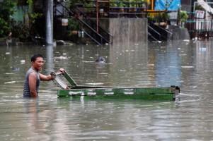 Tropical Storm Henry,floods Manila streets,Manila streets,Flooding in Manila streets
