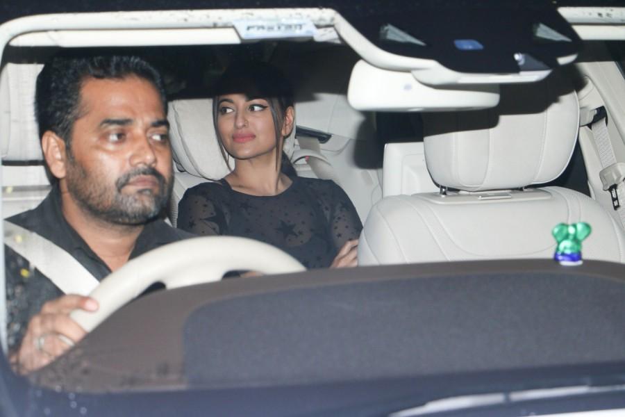 Sonakshi Sinha gets clicked on her arrival at Dhadak special screening in Mumbai. Rekha,Madhuri Dixit,Shahid Kapoor,Sonakshi Sinha,Ishaan Khatter and Janhvi Kapoor,Ishaan Khatter,Janhvi Kapoor,Dhadak screening,Dhadak,Dhadak special screening,Dhadak special screening pics,Dhadak special screening images,Dhadak special screening stills