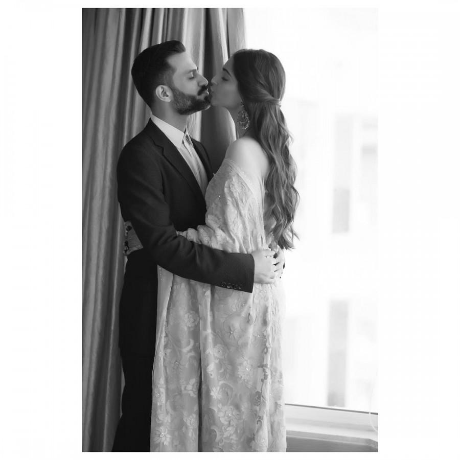 Sonam and Anand are seen sharing a kiss while hugging each other Sonam Kapoor and Anand Ahuja,Sonam Kapoor,Anand Ahuja,Sonam Kapoor and Anand Ahuja pics,Sonam Kapoor and Anand Ahuja images,Sonam Kapoor and Anand Ahuja stills,Sonam Kapoor and Anand Ahuja pictures,Sonam Kapoor and Anand Ahuja photos