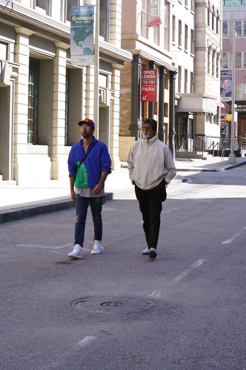 Big B takes a stroll in NYC with Ranbir Brahmastra,Amitabh Bachchan and Ranbir Kapoor,Amitabh Bachchan and Ranbir Kapoor selfie,Amitabh Bachchan selfie,Ranbir Kapoor selfie,Brahmastra on sets,Brahmastra shooting