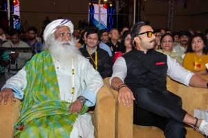 Ranveer Singh dances with Sadhguru,Ranveer Singh dances,Sadhguru dance,spiritual guru Sadhguru,Ranveer Singh new pics,Ranveer Singh new images,Ranveer Singh new stills,Ranveer Singh new pictures