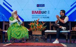 Ranveer Singh dances with Sadhguru,Ranveer Singh dances,Sadhguru dance,spiritual guru Sadhguru,Ranveer Singh new pics,Ranveer Singh new images,Ranveer Singh new stills,Ranveer Singh new pictures