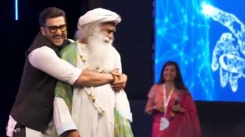 Ranveer Singh dances with Sadhguru,Ranveer Singh dances,Sadhguru dance,spiritual guru Sadhguru,Ranveer Singh new pics,Ranveer Singh new images,Ranveer Singh new stills,Ranveer Singh new pictures