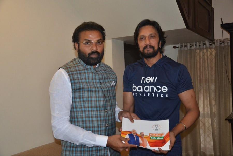 B Sriramulu with Kiccha Sudeep B Sriramulu,Sriramulu meets Kiccha Sudeep,Kiccha Sudeep,Sriramulu meets Sudeep,Sampark se Samarthan,Sampark se Samarthan pics