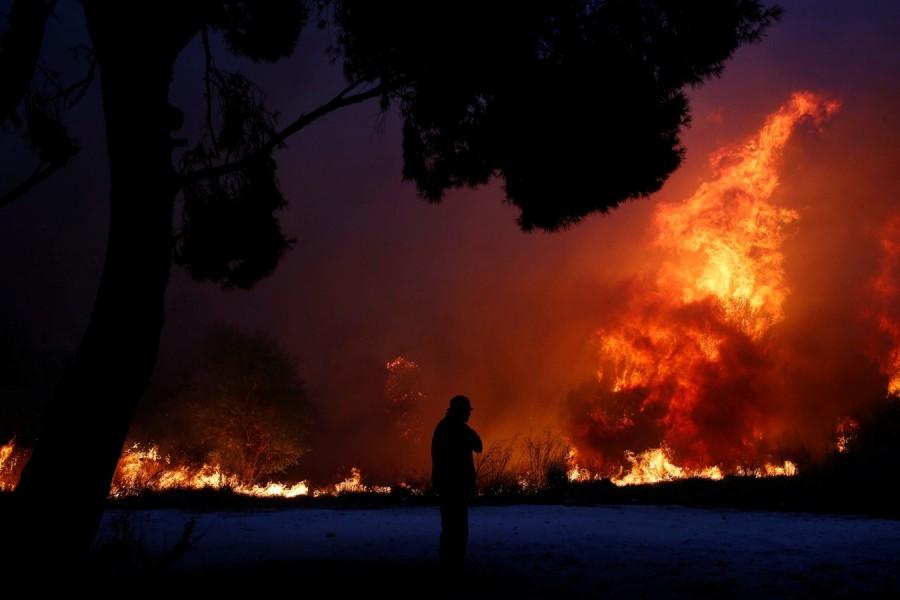 Deadly blaze rages near Athens Athens wildfire,Athens fire,Athens wildfire pics,Athens wildfire images,Greek capital,Orange smoke,Wildfire rages near Athens