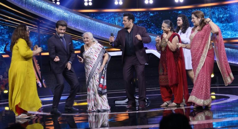 Anil Kapoor shakes a leg on the song 'My name is Lakhan' with some fans on Dus Ka Dum Anil Kapoor,Farah Khan Kunder,Shilpa Shetty Kundra,Pihu,Shilpa Shetty,Dus Ka Dum - Dumdaar Weekend,Dus Ka Dum,Dus Ka Dum Weekend,dus ka dum new season