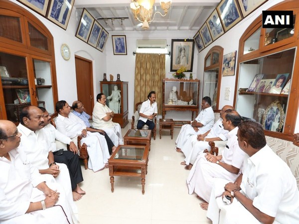 Tamil Nadu ministers meet Stalin Karunanidhi,Karunanidhi health,Karunanidhi Hospitalised,DMK chief Karunanidhi,dmk chief karunanidhi admitted to hospital