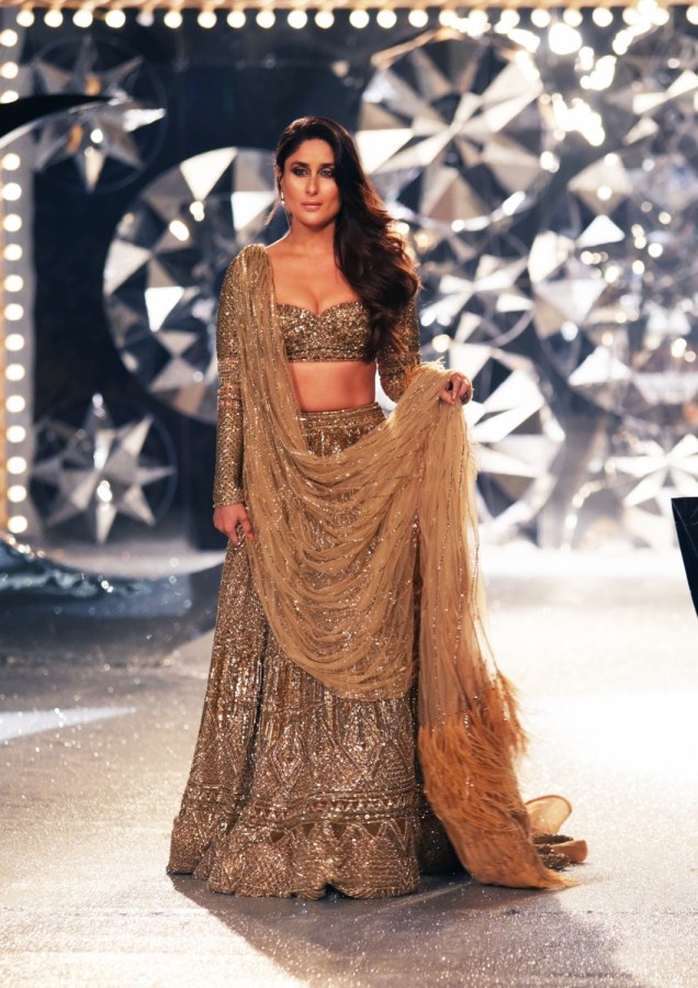 Kareena Kapoor looks ethereal as she walks the ramp Kareena Kapoor Khan,Kareena Kapoor Khan at India Couture Fashion Week,Kareena Kapoor at India Couture Fashion Week,Kareena Kapoor Khan at ICFW,Kareena Kapoor at ICFW,ICFW 2018,India Couture Fashion Week