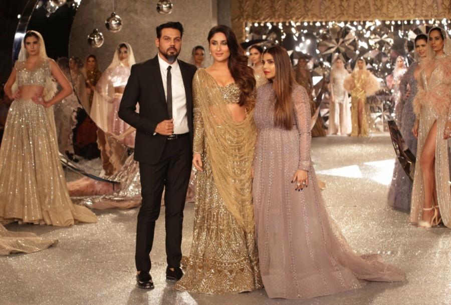 Kareena Kapoor looks ravishing, walking the ramp for designer duo Falguni and Shane Peacock Kareena Kapoor Khan,Kareena Kapoor Khan at India Couture Fashion Week,Kareena Kapoor at India Couture Fashion Week,Kareena Kapoor Khan at ICFW,Kareena Kapoor at ICFW,ICFW 2018,India Couture Fashion Week