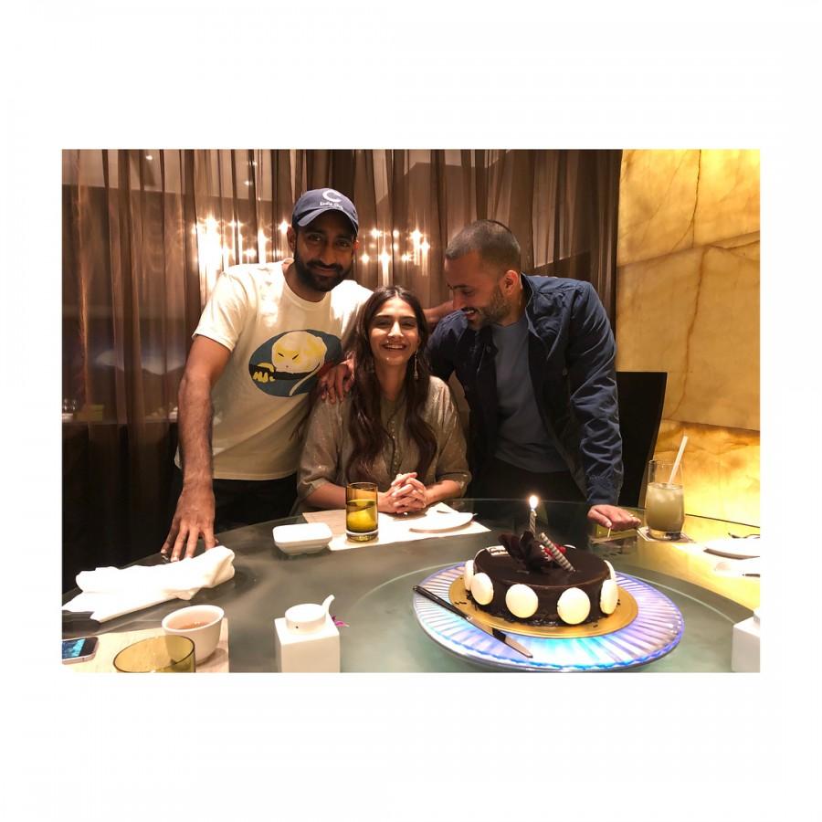 Sonam Kapoor has a special b'day cake for Anand! Anand S Ahuja,Anand S Ahuja birthday,Anand Ahuja birthday celebration,Anand Ahuja birthday celebration pics,Anand Ahuja birthday celebration images,Anand Ahuja birthday celebration stills,Sonam Kapoor,Sonam Kapoor celebrates Anand Ahuja birthday