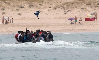 Boat full of migrants,Spanish beach,migrants on Spanish beach,30 illegal migrants