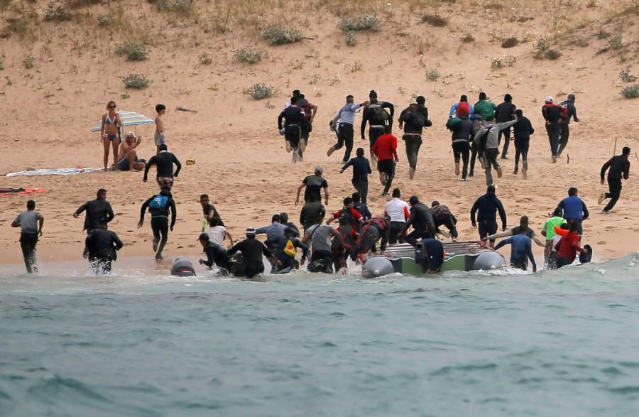 Boat full of migrants lands on southern Spanish beach - Photos,Images ...