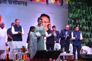 Raman Singh,CM Raman Singh,Chief Minister Raman Singh,Kangana Ranaut,Kangana Ranaut smartphone distribution scheme,smartphone distribution scheme,Mobile Tihar,Sanchar Kranti Yojna