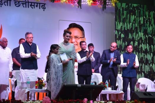 CM Raman Singh, Kangana Ranaut launch smartphone distribution scheme