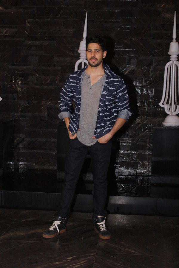 Sidharth Malhotra Sidharth Malhotra,Vicky Kaushal,Siddhanth Kapoor,Kiara Advani,Kiara Advani birthday bash,Kiara Advani birthday bash pics,Kiara Advani birthday bash images,Kiara Advani birthday bash stills,Kiara Advani birthday bash pictures,Kiara Advani birthday bash pho