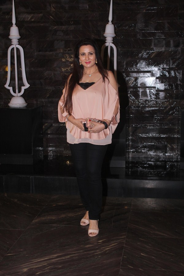Poonam Dhillon Sidharth Malhotra,Vicky Kaushal,Siddhanth Kapoor,Kiara Advani,Kiara Advani birthday bash,Kiara Advani birthday bash pics,Kiara Advani birthday bash images,Kiara Advani birthday bash stills,Kiara Advani birthday bash pictures,Kiara Advani birthday bash pho
